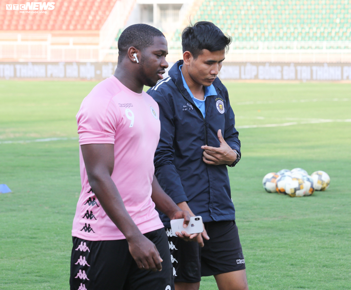 Con trai bầu Hiển xỏ giầy vào sân đá tập cùng Hà Nội FC - 10