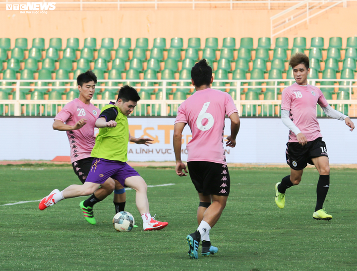 Con trai bầu Hiển xỏ giầy vào sân đá tập cùng Hà Nội FC - 4