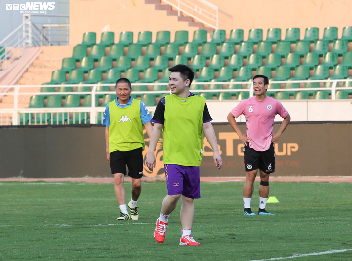 Con trai bầu Hiển xỏ giầy vào sân đá tập cùng Hà Nội FC - 6