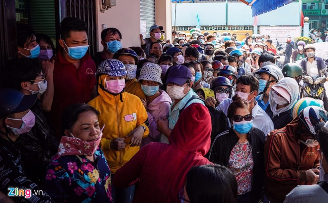 Bị tố thu mua khẩu trang bán kiếm lời, Giám đốc Bệnh viện Gò Vấp nói 'chỉ muốn làm từ thiện' - 3