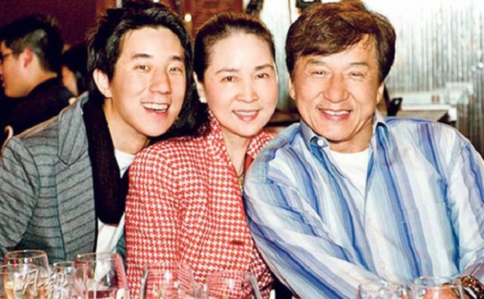 Thành Long ân cần bên vợ trên phim trường sau khi bị chỉ trích - 2