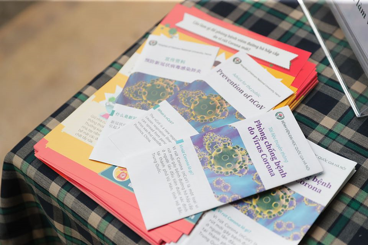 Sinh viên được kiểm tra thân nhiệt, hướng dẫn đeo khẩu trang khi trở lại trường - 11