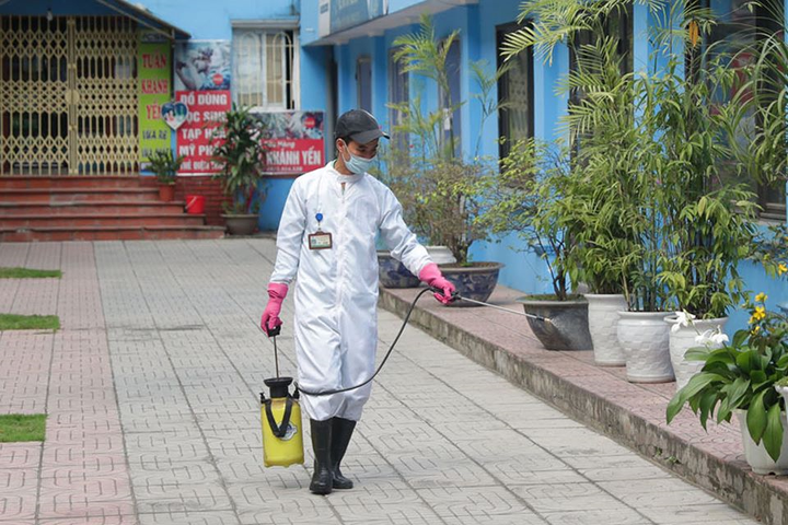 Sinh viên được kiểm tra thân nhiệt, hướng dẫn đeo khẩu trang khi trở lại trường - 8