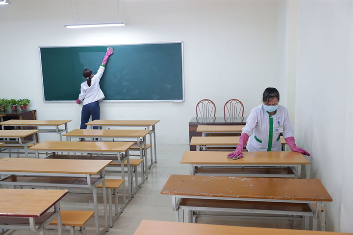 Sinh viên được kiểm tra thân nhiệt, hướng dẫn đeo khẩu trang khi trở lại trường - 10