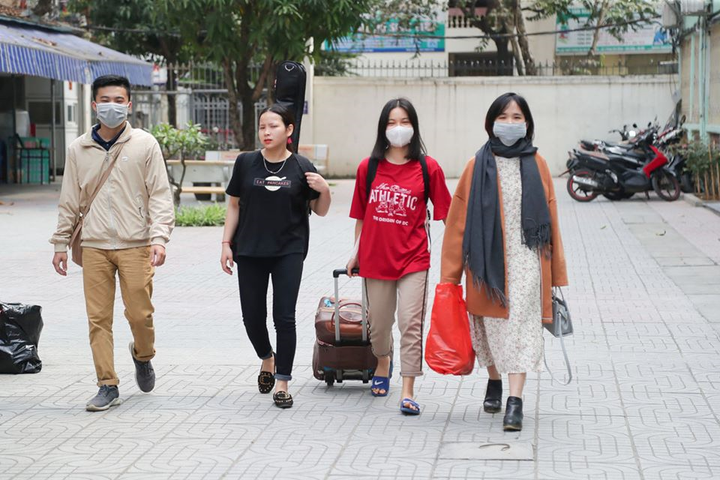 Sinh viên được kiểm tra thân nhiệt, hướng dẫn đeo khẩu trang khi trở lại trường - 1
