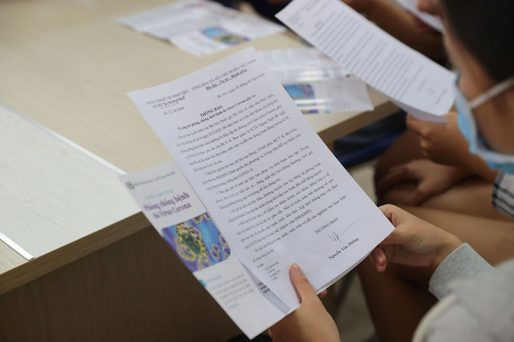 Sinh viên được kiểm tra thân nhiệt, hướng dẫn đeo khẩu trang khi trở lại trường - 6