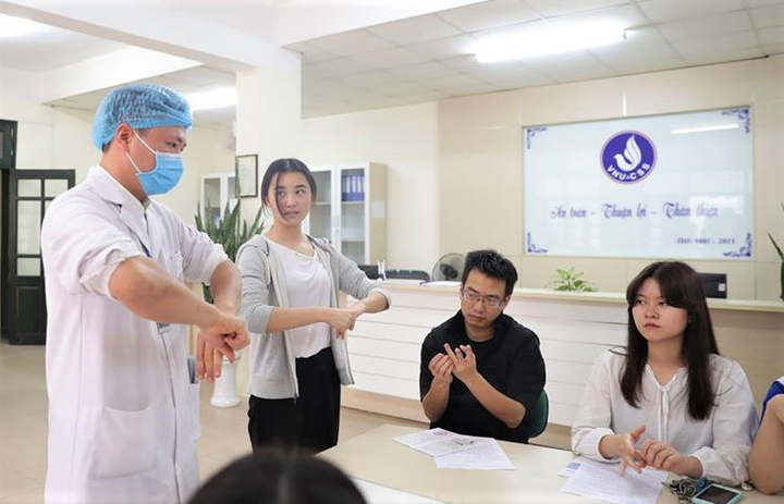 Sinh viên được kiểm tra thân nhiệt, hướng dẫn đeo khẩu trang khi trở lại trường - 5