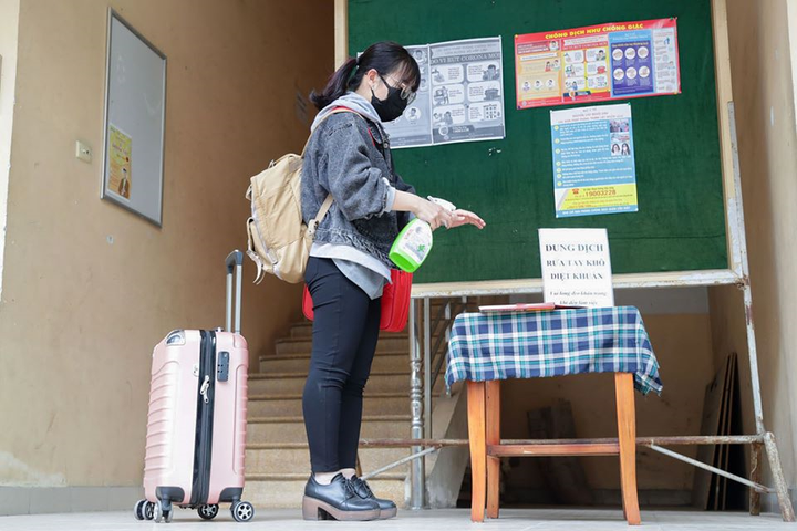 Sinh viên được kiểm tra thân nhiệt, hướng dẫn đeo khẩu trang khi trở lại trường - 3