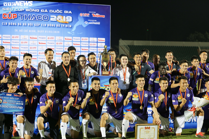 Đồng đội dìu Duy Mạnh lên bục nhận huy chương lịch sử của Hà Nội FC - 10
