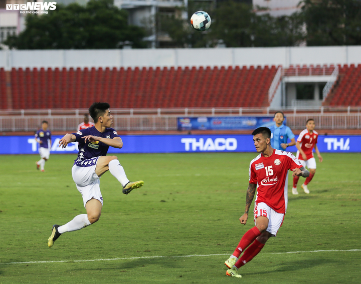 Đồng đội dìu Duy Mạnh lên bục nhận huy chương lịch sử của Hà Nội FC - 2