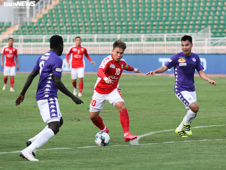 Đồng đội dìu Duy Mạnh lên bục nhận huy chương lịch sử của Hà Nội FC - 1