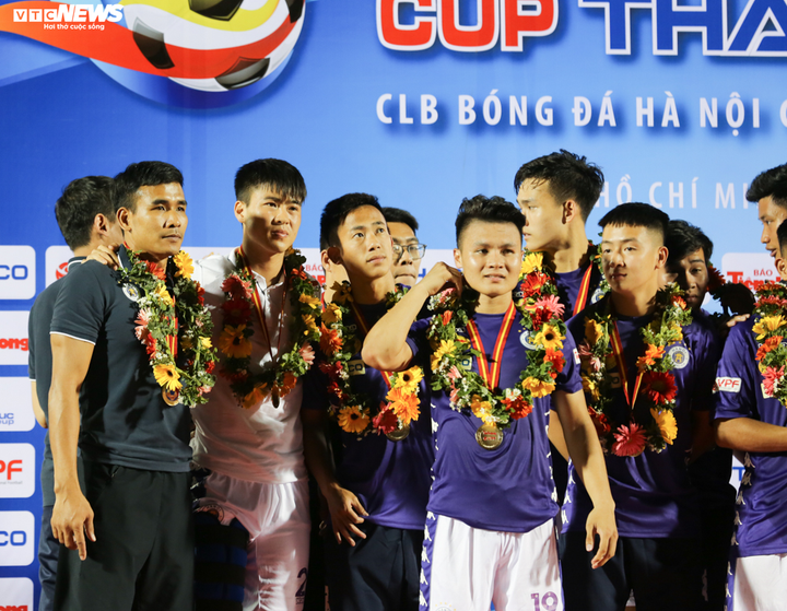 Đồng đội dìu Duy Mạnh lên bục nhận huy chương lịch sử của Hà Nội FC - 6