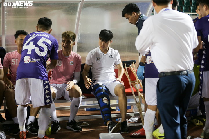 Đồng đội dìu Duy Mạnh lên bục nhận huy chương lịch sử của Hà Nội FC - 3