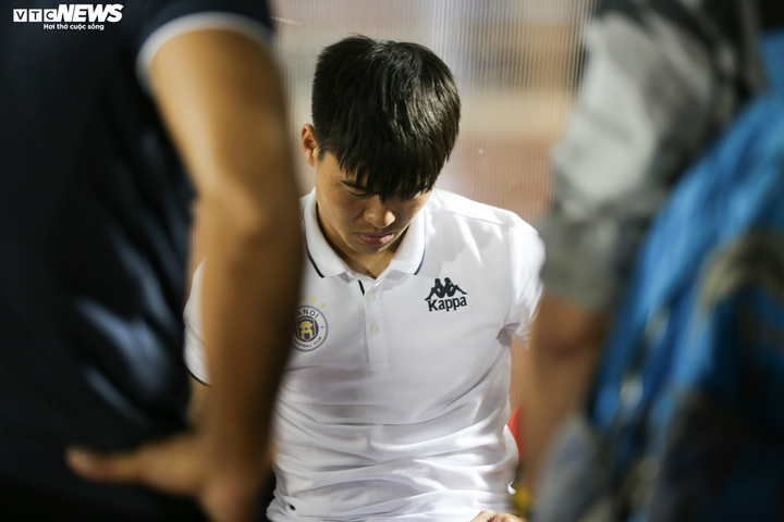 Đồng đội dìu Duy Mạnh lên bục nhận huy chương lịch sử của Hà Nội FC - 4