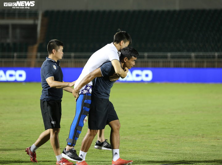 Đồng đội dìu Duy Mạnh lên bục nhận huy chương lịch sử của Hà Nội FC - 5