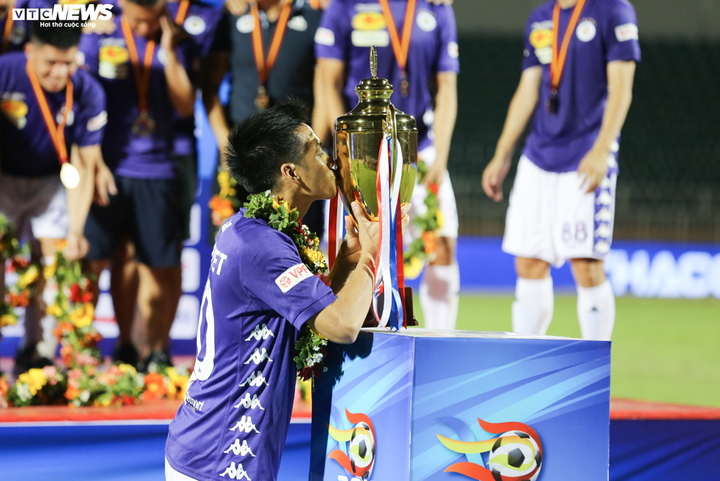 Đồng đội dìu Duy Mạnh lên bục nhận huy chương lịch sử của Hà Nội FC - 7