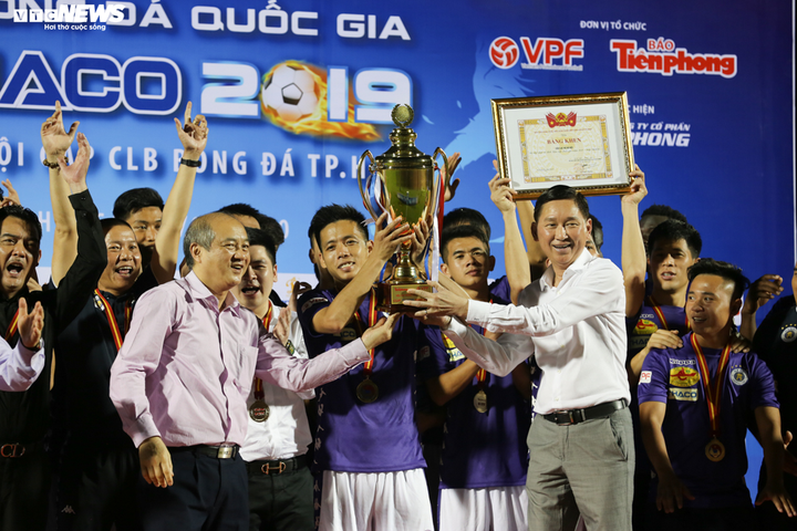 Đồng đội dìu Duy Mạnh lên bục nhận huy chương lịch sử của Hà Nội FC - 8