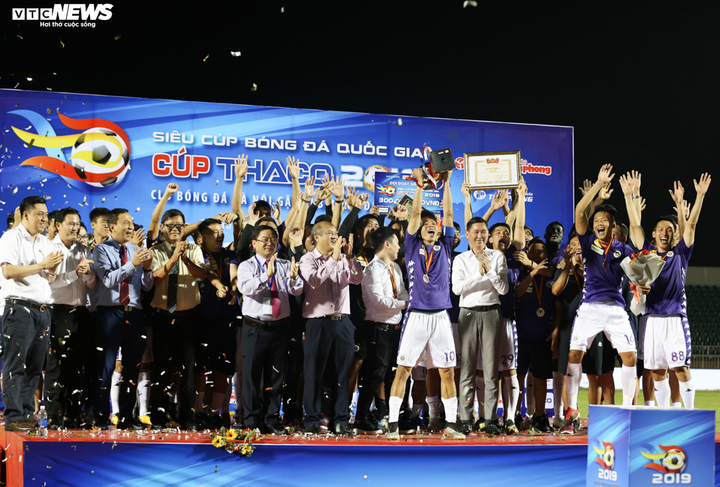 Đồng đội dìu Duy Mạnh lên bục nhận huy chương lịch sử của Hà Nội FC - 9
