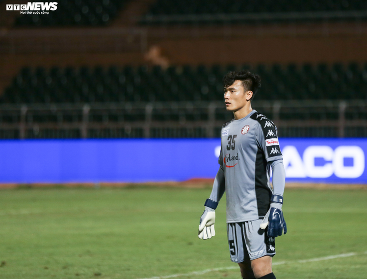 Liên tục sai lầm khiến CLB TP.HCM thua đau, HLV Chung Hae Seong không trách thủ môn Bùi Tiến Dũng - 1