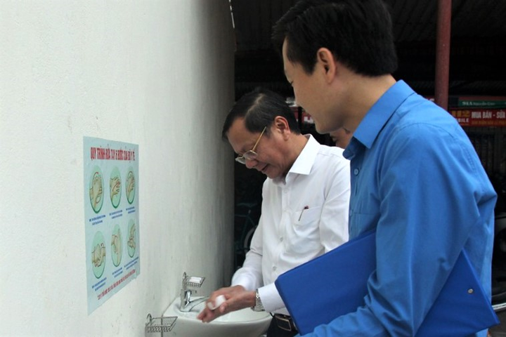 Học sinh THPT đi học trở lại: Đo thân nhiệt trước cổng trường, chào cờ đầu tuần trong lớp - 10