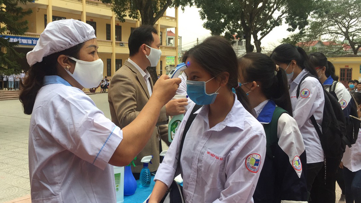 Học sinh THPT đi học trở lại: Đo thân nhiệt trước cổng trường, chào cờ đầu tuần trong lớp - 11