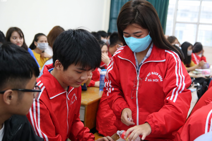 Sinh viên được 'chăm sóc đặc biệt', hào hứng khi trở lại trường sau kỳ tạm nghỉ vì Covid-19 - 4