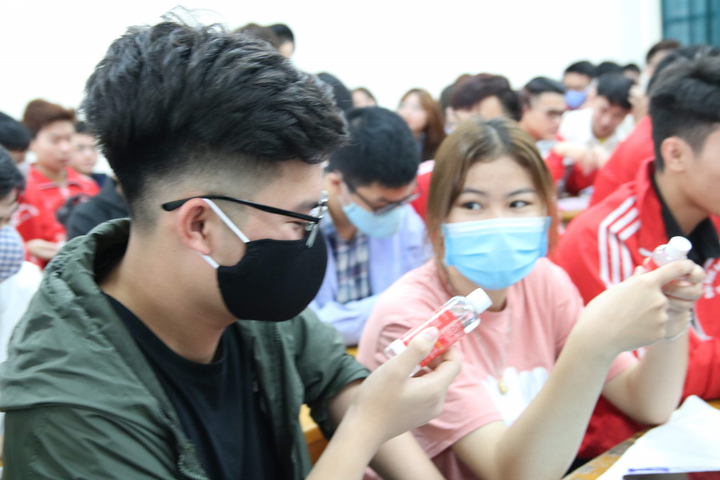 Sinh viên được 'chăm sóc đặc biệt', hào hứng khi trở lại trường sau kỳ tạm nghỉ vì Covid-19 - 6