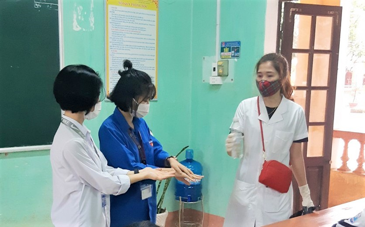 Học sinh THPT đi học trở lại: Đo thân nhiệt trước cổng trường, chào cờ đầu tuần trong lớp - 12