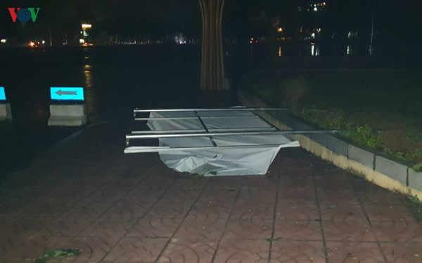 Mưa đá trút xuống trong đêm gây thiệt hại nặng nề, toàn TP Yên Bái mất điện - 3