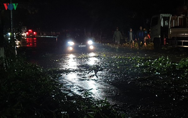Mưa đá trút xuống trong đêm gây thiệt hại nặng nề, toàn TP Yên Bái mất điện - 4