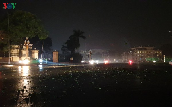 Mưa đá trút xuống trong đêm gây thiệt hại nặng nề, toàn TP Yên Bái mất điện - 6