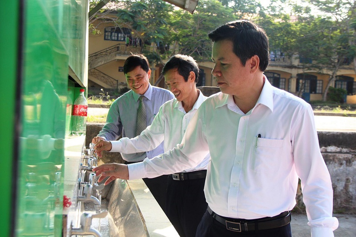 Học sinh đi học trở lại, Chủ tịch Thừa Thiên - Huế đến tận lớp tuyên truyền phòng Covid-19 - 2