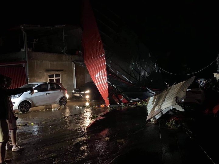 Ảnh: Mưa đá, giông lốc giật tung mái nhà, kéo đổ cột đèn ở Yên Bái, Lào Cai - 4