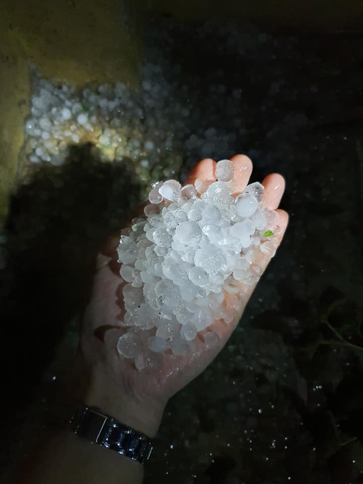 Ảnh: Mưa đá, giông lốc giật tung mái nhà, kéo đổ cột đèn ở Yên Bái, Lào Cai - 8