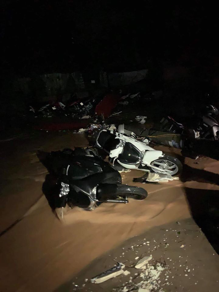 Ảnh: Mưa đá, giông lốc giật tung mái nhà, kéo đổ cột đèn ở Yên Bái, Lào Cai - 9