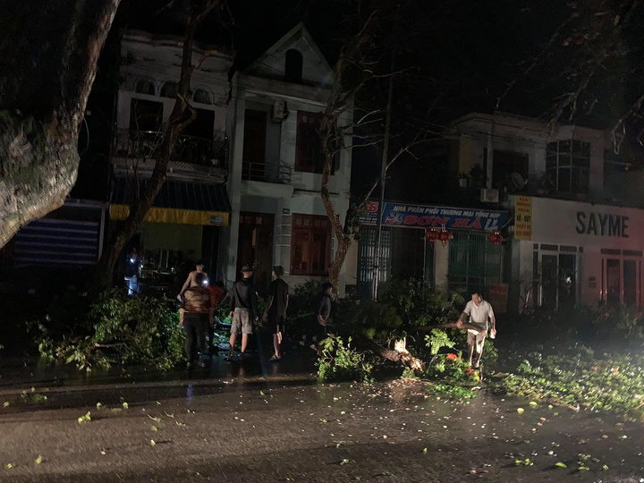 Ảnh: Mưa đá, giông lốc giật tung mái nhà, kéo đổ cột đèn ở Yên Bái, Lào Cai - 10