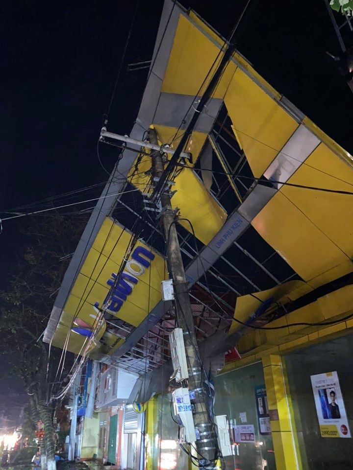 Ảnh: Mưa đá, giông lốc giật tung mái nhà, kéo đổ cột đèn ở Yên Bái, Lào Cai - 5