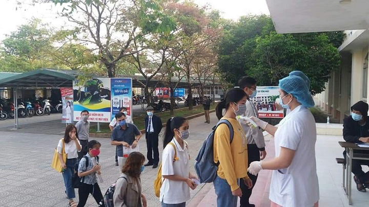 Học sinh đi học trở lại, Chủ tịch Thừa Thiên - Huế đến tận lớp tuyên truyền phòng Covid-19 - 4