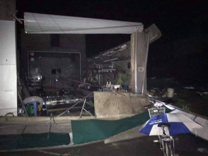 Ảnh: Mưa đá, giông lốc giật tung mái nhà, kéo đổ cột đèn ở Yên Bái, Lào Cai - 6