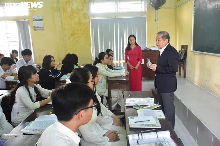 Học sinh đi học trở lại, Chủ tịch Thừa Thiên - Huế đến tận lớp tuyên truyền phòng Covid-19 - 1