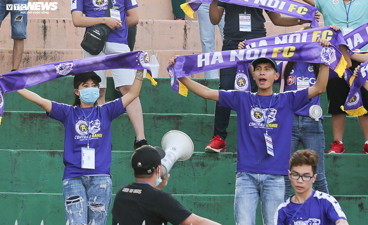 Ảnh: Khổ sở xem bóng đá Việt Nam thời Covid-19 - 8