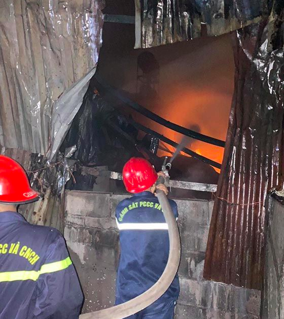 Hơn 100 cảnh sát TP.HCM căng mình dập lửa tại công ty nhựa - 2