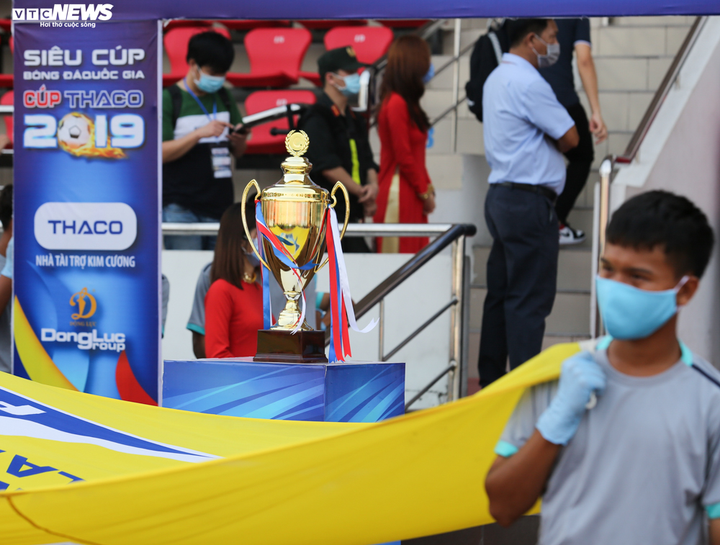 Ảnh: Khổ sở xem bóng đá Việt Nam thời Covid-19 - 11