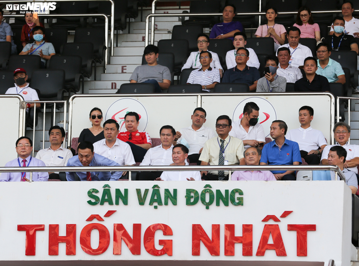 Ảnh: Khổ sở xem bóng đá Việt Nam thời Covid-19 - 12