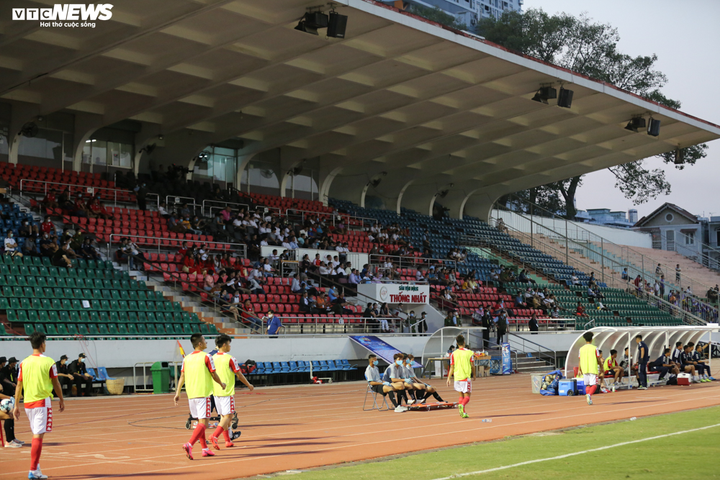 Ảnh: Khổ sở xem bóng đá Việt Nam thời Covid-19 - 13