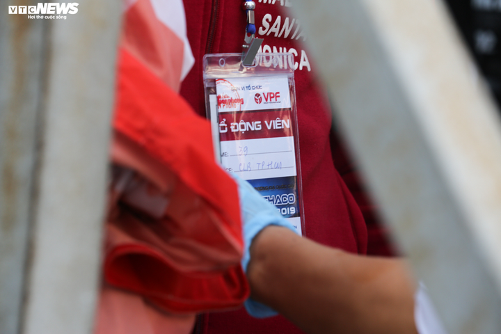 Ảnh: Khổ sở xem bóng đá Việt Nam thời Covid-19 - 10