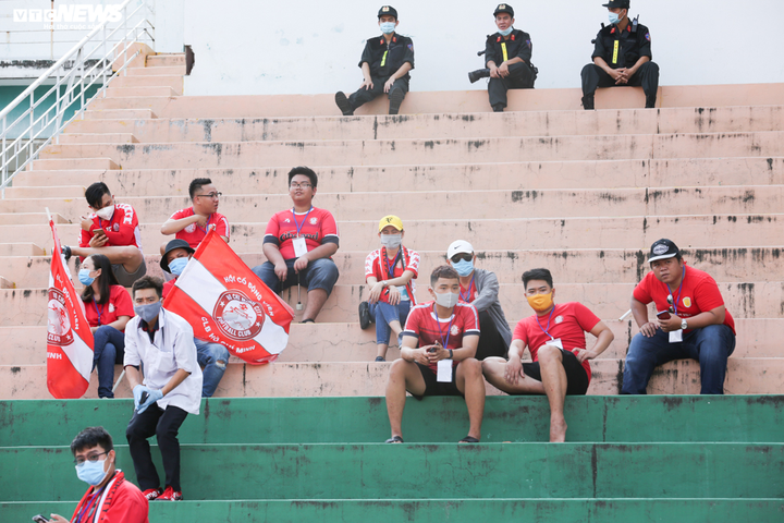 Ảnh: Khổ sở xem bóng đá Việt Nam thời Covid-19 - 9
