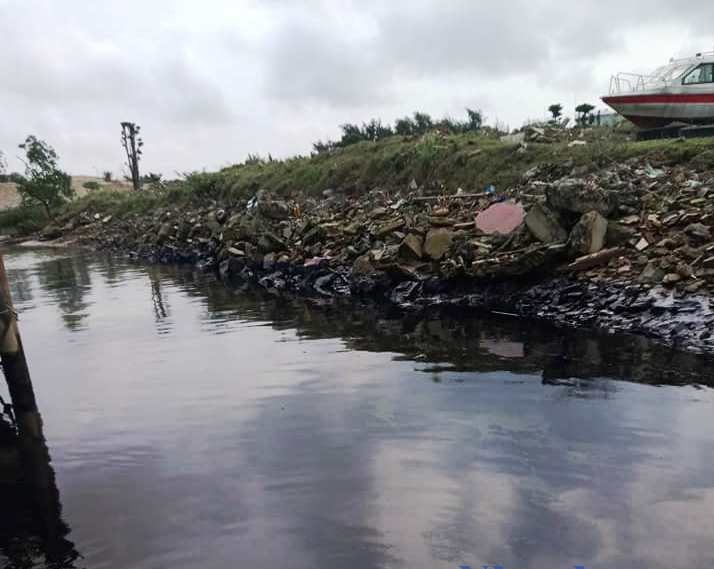 Truy tìm nguyên nhân vết dầu loang trên sông Lam - 2