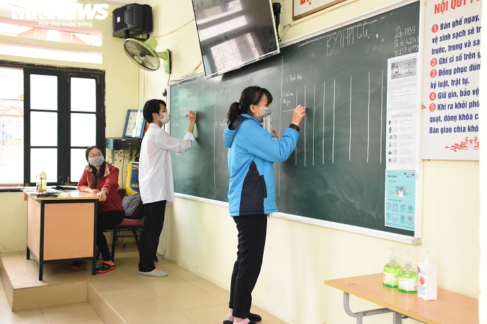 Học sinh THPT đi học trở lại: Đo thân nhiệt trước cổng trường, chào cờ đầu tuần trong lớp - 9