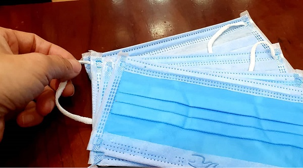 'Lãi' 9 nghìn đồng tiền bán khẩu trang, thầy giáo bị kiểm điểm liệu có đáng? - 1